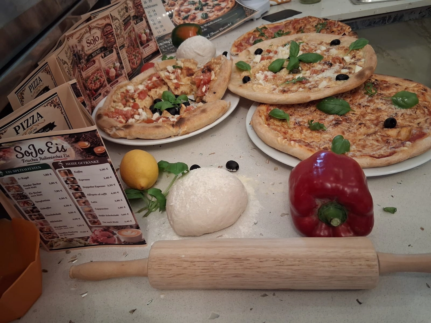 SoJo - food Produktion & Handel - Pizzen auf dem Esstisch