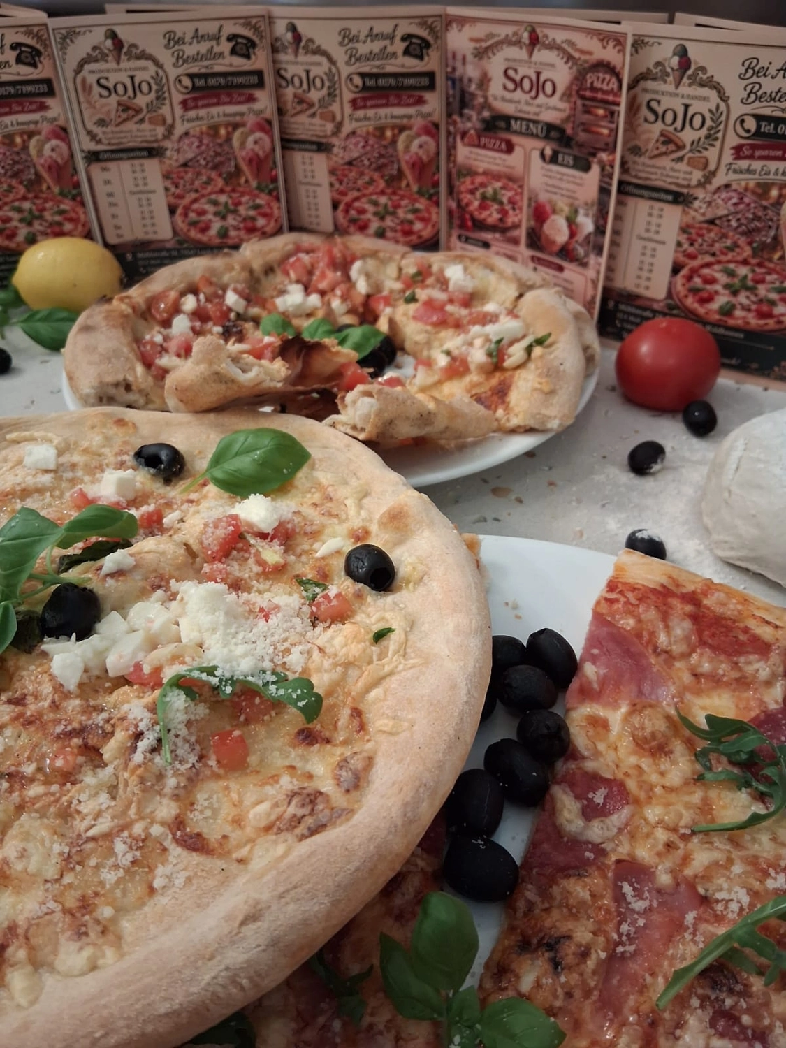 SoJo -Lebensmittelproduktion & Handel - Pizzen auf dem Esstisch